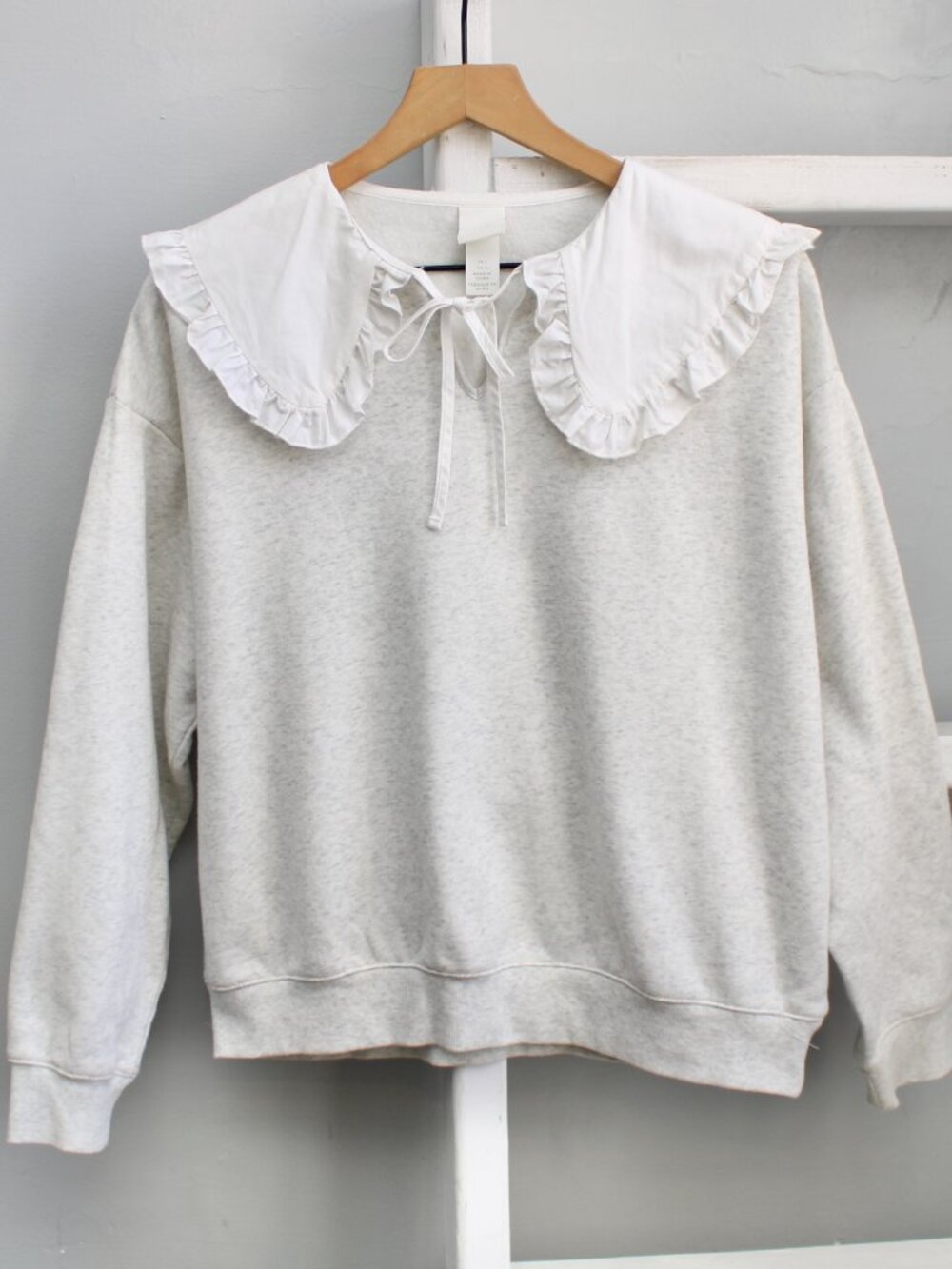 H&M White Ruffled Collar Bow-Tie Heather Gray Crew-Neck Sweatshirt Size Large